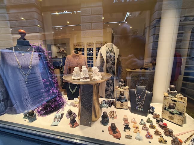 Schaufenster der Boutique mit Mode und Schmuck